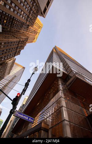 Am frühen Morgen an der Kreuzung von Vanderbilt Ave und East 42. Street in Midtown Manhattan, New York City, USA Stockfoto