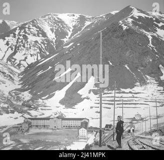 CREMALLERA DE NURIA - SANTUARIO SITUADO EN EL VALLE DEL PIRINEO - 1958. ORT: SANTUARIO DE NURIA. QUERALBS. GERONA. SPANIEN. ORONOZ AIDA. Stockfoto