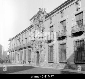 FACHADA DEL ANTIGUO HOSPICIO DE MADRID CONVERTIDO EN SEDE DEL MUSEO MUNICIPAL CONSTRUIDO ENTRE 1721 Y 1726 - FOTOGRAFIE EN BLANCO Y NEG. AUTOR: PEDRO DE RIBERA. ORT: MUSEO DE HISTORIA-EDIFICIO. MADRID. SPANIEN. Stockfoto