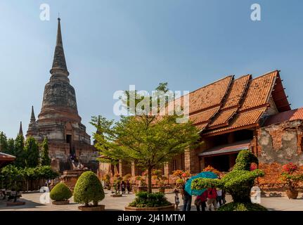 Touristen Zentrum für Ayuthaya Ruinen mit Touristen zu Fuß rund um das Tempelgebäude. Ayutthaya Historical Park Stockfoto