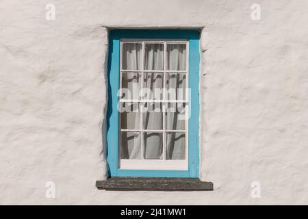 Alte hölzerne Fensterrahmen auf einer weiß gerenderten Steinwand. Stockfoto