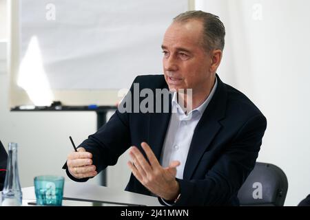 Kreuzberg, Deutschland. 11. April 2022. Ulrich Link, Mitglied des ISB-Vorstands, spricht auf einer Pressekonferenz, auf der Dreyer, Ministerpräsident von Rheinland-Pfalz, ein Konzept zur Outreach-Beratung für Flutopfer vorstellt. Quelle: Thomas Frey/dpa/Alamy Live News Stockfoto