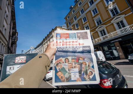 Paris, Frankreich - 11. Apr: Mann liest in der Stadt das Journal du Dimanche mit allen Kandidaten bei der ersten Runde der französischen Präsidentschaftswahlen am 10 2022. April Stockfoto