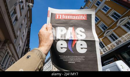 Paris, Frankreich - 11. Apr: Mann liest in der humanistischen Zeitung Emmanuel Macron, Marine Le Pen einen Tag nach der ersten Runde der französischen Präsidentschaftswahlen am 10 2022. April Stockfoto