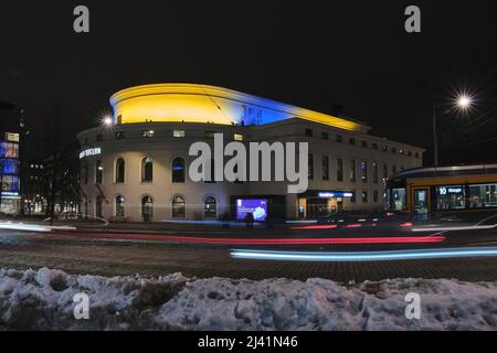 Die Farben der ukrainischen Flagge auf dem Schwedischen Theater Stockfoto