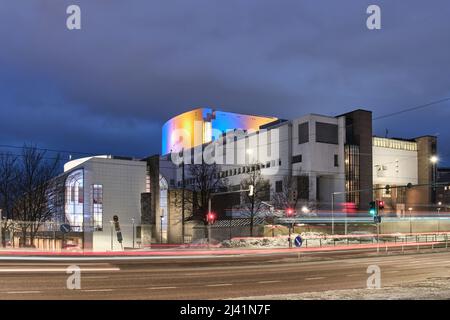 Farben der ukrainischen Flagge an der Finnischen Nationaloper Stockfoto