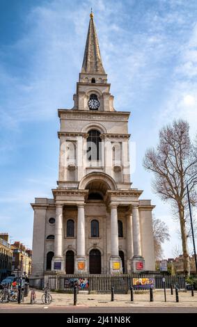 London, Großbritannien - 25. März 2022: Christ Church Spitalfields, eine berühmte Kirche aus dem 18.. Jahrhundert, in der Jack the Ripper ermordet wurde. Stockfoto