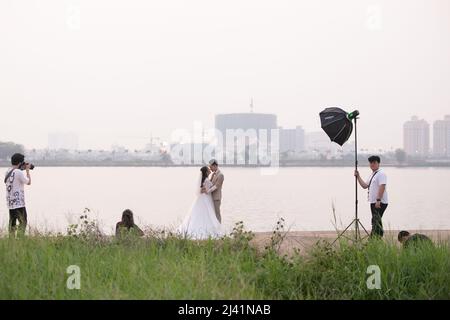 Vientiane, Laos. 10. April 2022. Ein Paar posiert für Hochzeitsfotos in der Innenstadt von Vientiane, Laos, 10. April 2022. Kredit: Kaikeo Saiyasane/Xinhua/Alamy Live Nachrichten Stockfoto