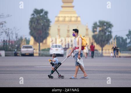 Vientiane, Laos. 10. April 2022. Bürger gehen auf dem That Luang Square in der Innenstadt von Vientiane, Laos, 10. April 2022. Kredit: Kaikeo Saiyasane/Xinhua/Alamy Live Nachrichten Stockfoto