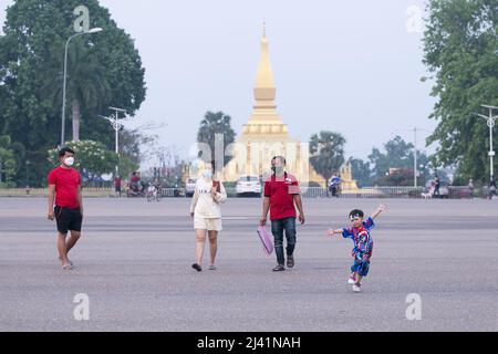 Vientiane, Laos. 10. April 2022. Bürger gehen auf dem That Luang Square in der Innenstadt von Vientiane, Laos, 10. April 2022. Kredit: Kaikeo Saiyasane/Xinhua/Alamy Live Nachrichten Stockfoto