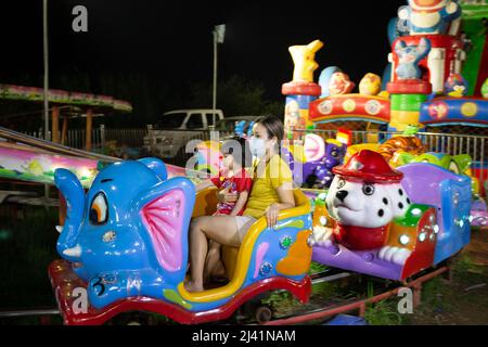 Vientian. 10. April 2022. Das Foto vom 10. April 2022 zeigt einen Blick auf einen Nachtmarkt am Mekong in Vientiane, der Hauptstadt von Laos. Kredit: Kaikeo Saiyasane/Xinhua/Alamy Live Nachrichten Stockfoto