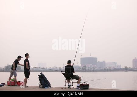 Vientiane, Laos. 10. April 2022. Citizens fish in the Downtown area of Vientiane, Laos, 10. April 2022. Kredit: Kaikeo Saiyasane/Xinhua/Alamy Live Nachrichten Stockfoto