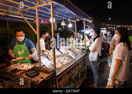 Vientian. 10. April 2022. Das Foto vom 10. April 2022 zeigt einen Blick auf einen Nachtmarkt am Mekong in Vientiane, der Hauptstadt von Laos. Kredit: Kaikeo Saiyasane/Xinhua/Alamy Live Nachrichten Stockfoto