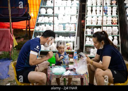 Vientian. 10. April 2022. Das Foto vom 10. April 2022 zeigt einen Blick auf einen Nachtmarkt am Mekong in Vientiane, der Hauptstadt von Laos. Kredit: Kaikeo Saiyasane/Xinhua/Alamy Live Nachrichten Stockfoto