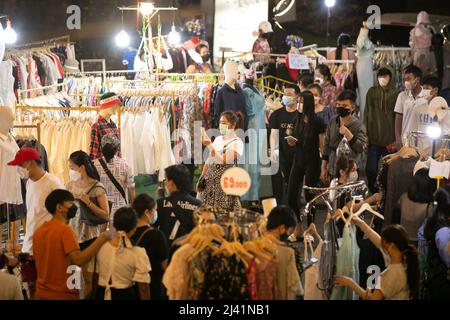 Vientian. 10. April 2022. Das Foto vom 10. April 2022 zeigt einen Blick auf einen Nachtmarkt am Mekong in Vientiane, der Hauptstadt von Laos. Kredit: Kaikeo Saiyasane/Xinhua/Alamy Live Nachrichten Stockfoto