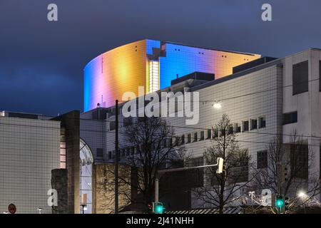 Farben der ukrainischen Flagge an der Finnischen Nationaloper Stockfoto