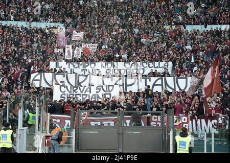 Rom, Italien. 10. April 2022. Die Fans von Salernitana beim Fußballspiel Serie A, Roma gegen Salernitana im Stadio Olimpico in Rom, Italien, am 10. April 2022. (Foto: AllShotLive/Sipa USA) Quelle: SIPA USA/Alamy Live News Stockfoto