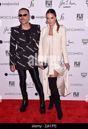 BEVERLY HILLS, CA - 10. APRIL: (L-R) Matheus Mazzafera und Alessandra Ambrosio nehmen an den jährlichen Fashion Los Angeles Awards 6. der Daily Front Row im Be Teil Stockfoto