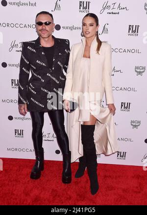 BEVERLY HILLS, CA - 10. APRIL: (L-R) Matheus Mazzafera und Alessandra Ambrosio nehmen an den jährlichen Fashion Los Angeles Awards 6. der Daily Front Row im Be Teil Stockfoto