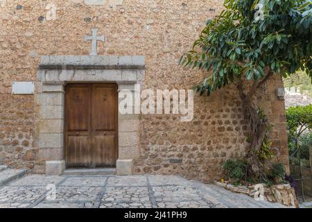 Die Tür der alten Kirche in Fornalutx, Soller Gegend. Mallorca. Balearen, Spanien. Stockfoto