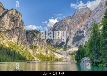 Pragser Wildsee, auch bekannt als Pragser Wildsee, umgeben von Bergen. Dolomiten. Prags. Südtirol. Italien. Stockfoto