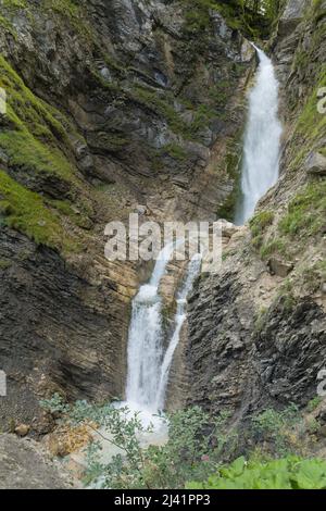 Der untere Martuljek-Wasserfall fällt über die 50m hohe Wand in eine 400m lange und enge Schlucht, die aus Kalkstein geformt wurde – die Martuljek-Schlucht. Slowenien Stockfoto