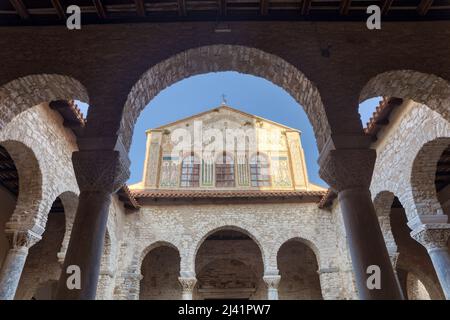 Die Basilika von Efrasian oder die Kathedrale Mariä Himmelfahrt ist eine römische Basilika in Porec auf der Halbinsel Istrien. Slowenien. Stockfoto