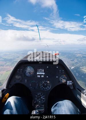 Aus der Pilotenperspektive aus dem Inneren eines Segelflugcockpits, das über die Cotswolds, England, fliegt Stockfoto