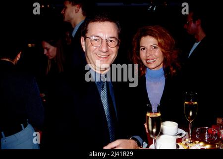 Jan Hofer, deutscher Nachrichtensprecher und Moderator, mit Schlagersängerin Cornelia Modier bei einer Abendveranstaltung, Deutschland um 1999. Stockfoto