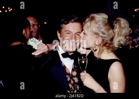 Jan Hofer, deutscher Nachrichtensprecher und Moderator, mit Schauspielerin Karin Düwel bei einer Abendveranstaltung, Deutschland um 1993. Stockfoto