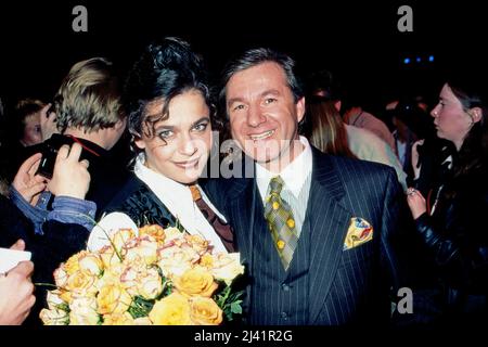Jan Hofer, deutscher Nachrichtensprecher und Moderator, mit Sängerin Julia Jule Neigel bei einer Abendveranstaltung, Deutschland um 1992. Stockfoto