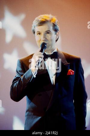Jan Hofer, deutscher Nachrichtensprecher und Moderator, als Moderator bei einer Abendveranstaltung, Deutschland um 1995. Stockfoto