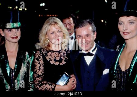 Jan Hofer, deutscher Nachrichtensprecher und Moderator, mit Schauspielerin Karin Düwel bei einer Abendveranstaltung, Deutschland um 1993. Stockfoto