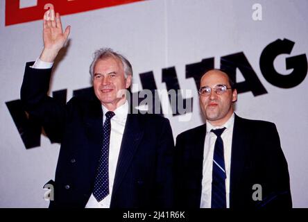 Hans Modrow und Gregor Gysi, deutscher Rechtsanwalt und Politiker, bei der letzten Wahl zur Volkskammer der DDR, Deutschland 1990. Stockfoto