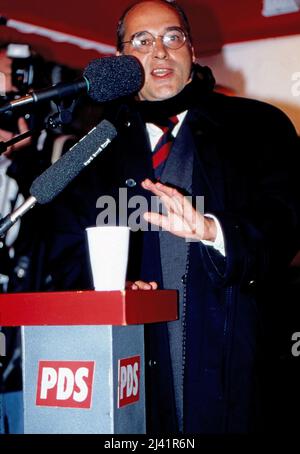 Gregor Gysi, deutscher Rechtsanwalt und Politiker, spricht auf einer Parteiveranstaltung der PDS, Deutschland um 1991. Stockfoto