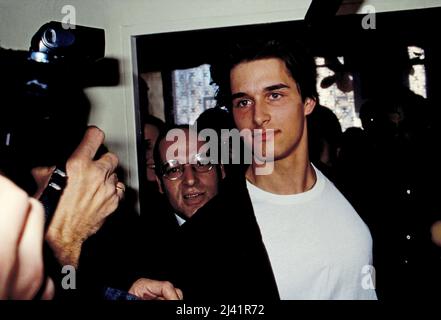 Gregor Gysi, deutscher Rechtsanwalt und Politiker, hinter seinem Sohn George bei der letzten Wahl zur Volkskammer der DDR, Deutschland 1990. Stockfoto
