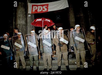 Gregor Gysi, deutscher Rechtsanwalt und Politiker, bei einer Rede der Partei PDS unter Polizeischutz, Deutschland 1990. Stockfoto