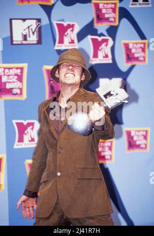 Thomas D, deutscher Hip-Hopper aus der Gruppe 'die Fantastischen vier' als Preisträger bei den MTV Europe Awards in Mailand, Italien 1998. Stockfoto