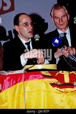 Gregor Gysi, deutscher Rechtsanwalt und Politiker, mit Hans Modrow bei der letzten Wahl zur Volkskammer der DDR, Deutschland 1990. Stockfoto
