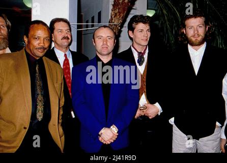 Produzent Quincy Jones, -?-, Phil Collins, britischer Schlagzeuge, Sänger und Schauspieler, Sowie Morten Harket und Magne Furuholmen von der Gruppe 'a-ha', Deutschland um 1991. Stockfoto