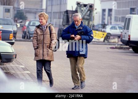 Erika Wildau, Tochter von Erich Honecker aus dessen erster ehe, mit Begleitung auf dem Weg zum Einkauf, Deutschland um 1994. Stockfoto