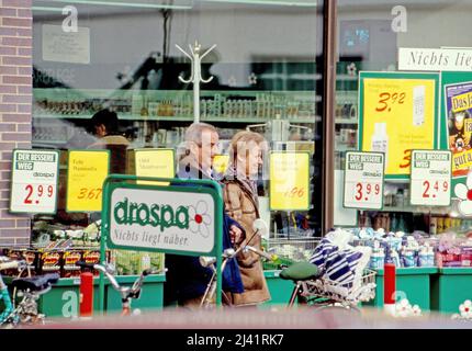 Erika Wildau, Tochter von Erich Honecker aus dessen erster ehe, beim Einkauf, Deutschland um 1994. Stockfoto