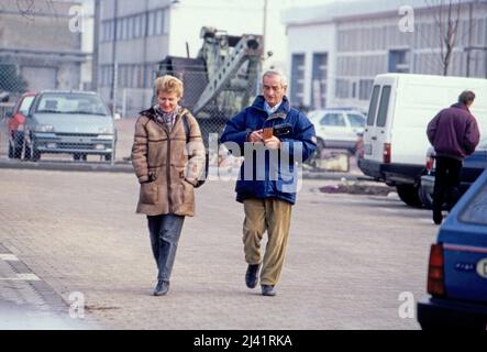 Erika Wildau, Tochter von Erich Honecker aus dessen erster ehe, mit Begleitung auf dem Weg zum Einkauf, Deutschland um 1994. Stockfoto