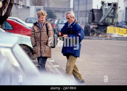 Erika Wildau, Tochter von Erich Honecker aus dessen erster ehe, mit Begleitung auf dem Weg zum Einkauf, Deutschland um 1994. Stockfoto