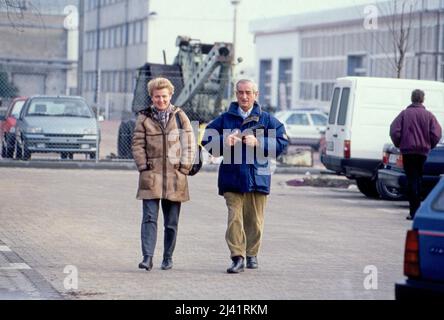 Erika Wildau, Tochter von Erich Honecker aus dessen erster ehe, mit Begleitung auf dem Weg zum Einkauf, Deutschland um 1994. Stockfoto