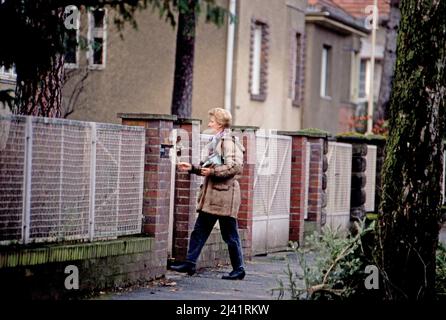 Erika Wildau, Tochter von Erich Honecker aus dessen erster ehe, bei der Rückkehr vom Einkauf, Deutschland um 1994. Stockfoto