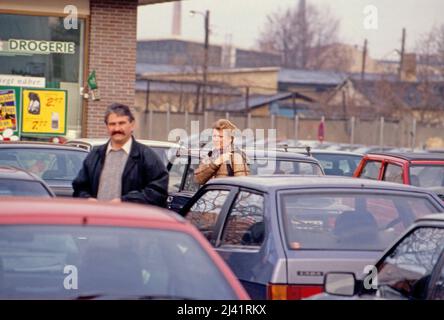 Erika Wildau, Tochter von Erich Honecker aus dessen erster ehe, beim Einkauf, Deutschland um 1994. Stockfoto