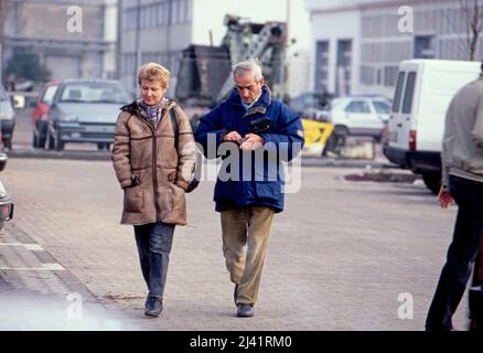 Erika Wildau, Tochter von Erich Honecker aus dessen erster ehe, mit Begleitung auf dem Weg zum Einkauf, Deutschland um 1994. Stockfoto