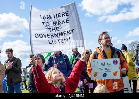 Extinction Rebellion Protestierende starten in London vom 9. April 2022 eine Phase ziviler Störungen. Kind mit Transparent, das die Regierung auffordert, zuzuhören Stockfoto