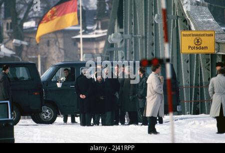 Beim Agentenaustausch auf der Glienicker Brücke über die Havel zwischen Berlin und Potsdam, Deutschland 1986. Stockfoto